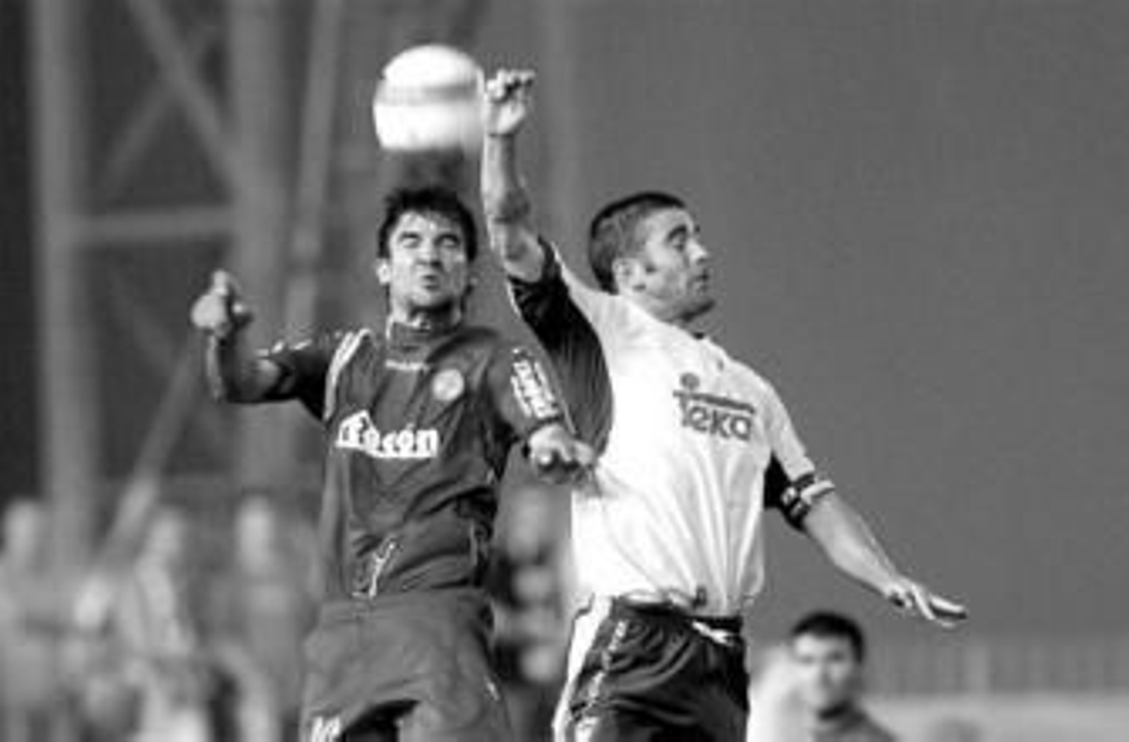 Torrecilla pugna con Abraham Paz por el control del balón.