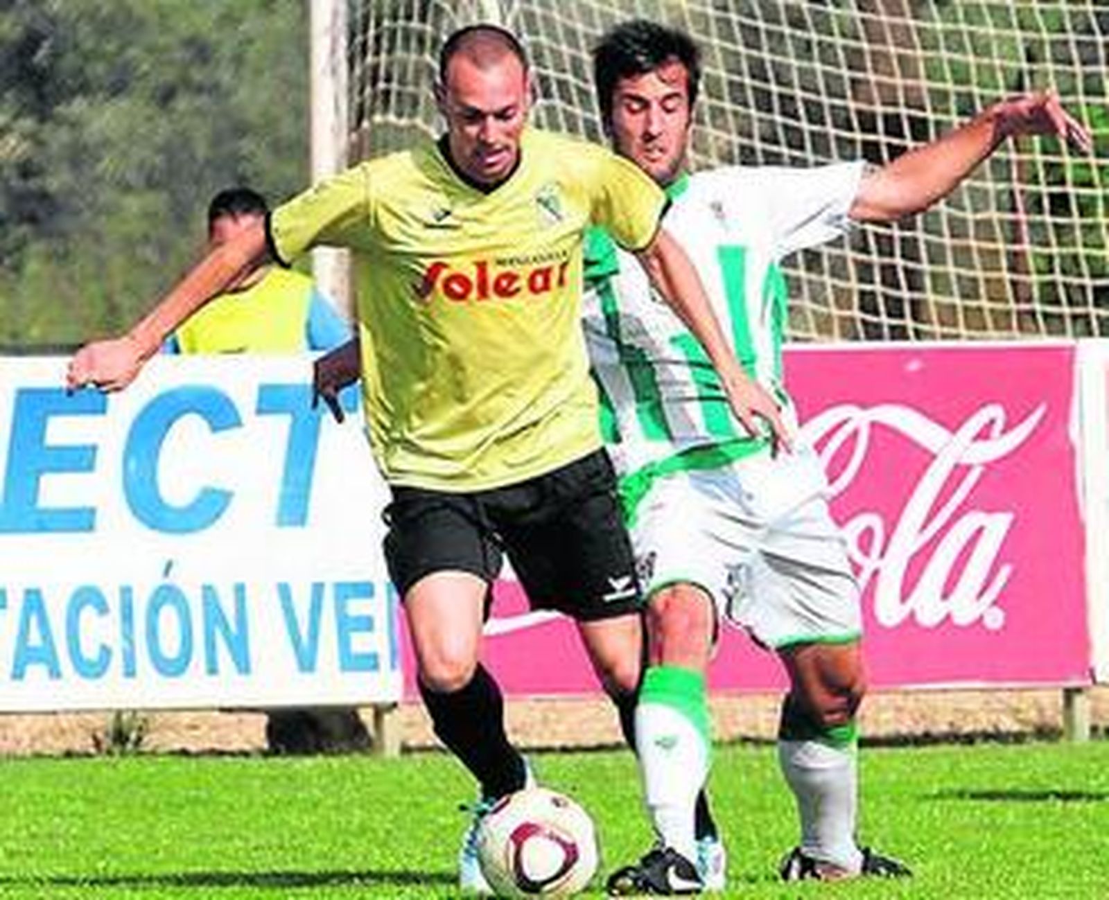 Abel Calatayud pugna con un jugador cordobesista.