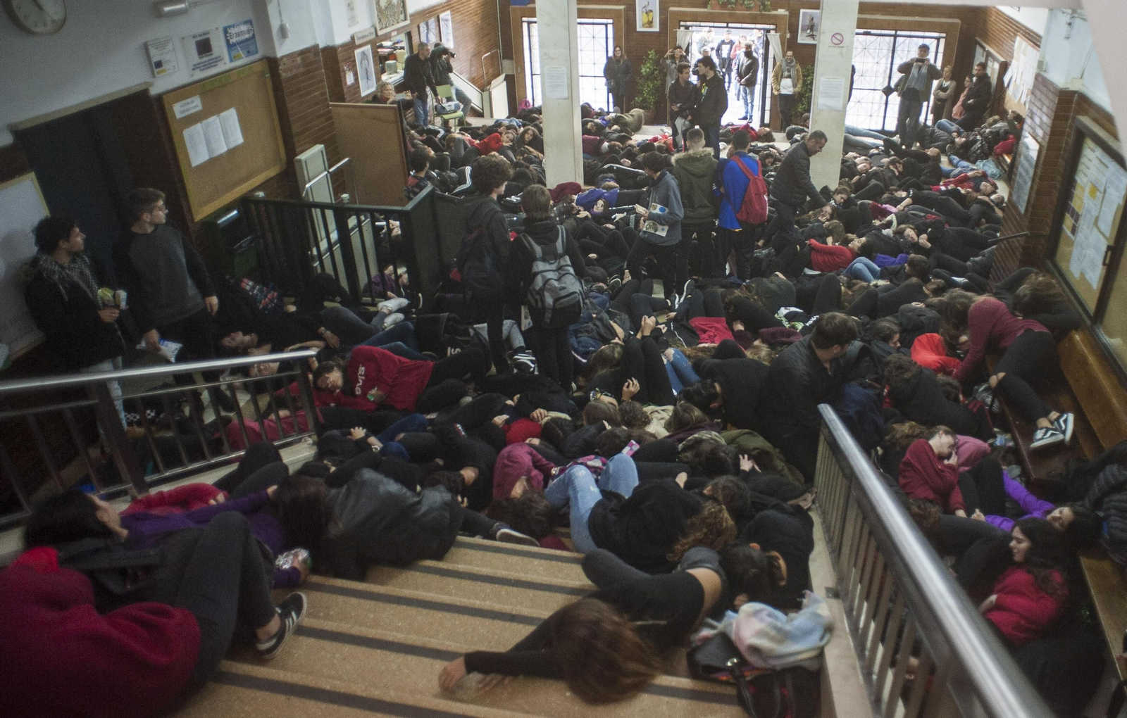 Los alumnos se amontonaron en el suelo durante la 'performance'.