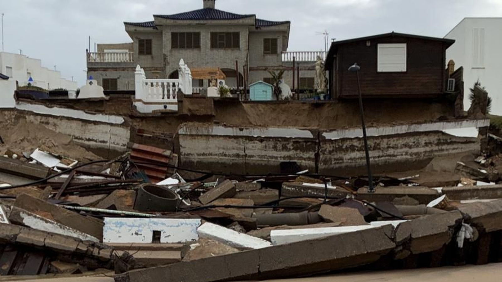 Las olas azotando el paseo marítimo de Matalascañas.