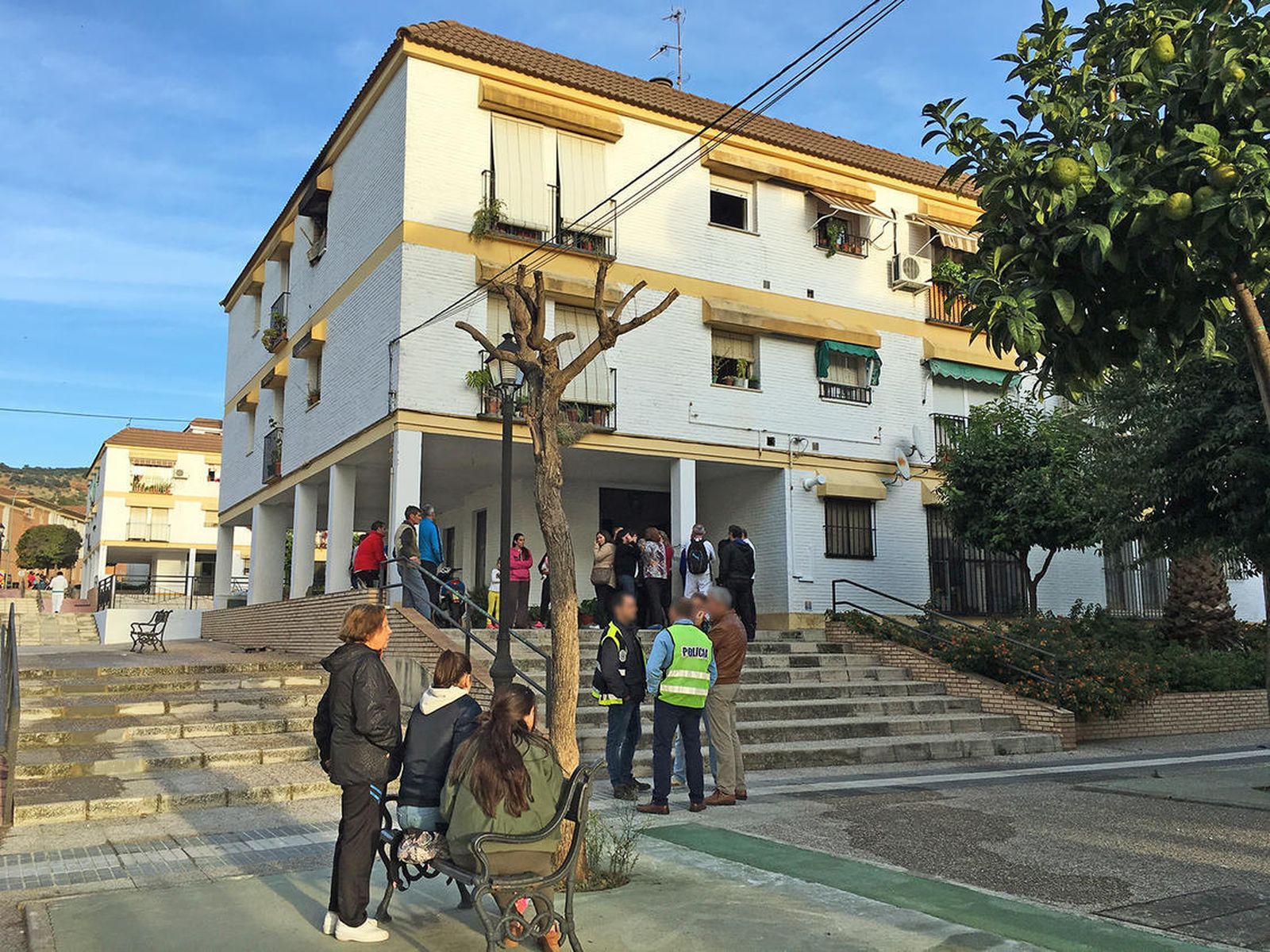 Vecinos y agentes, en el exterior del bloque siniestrado.