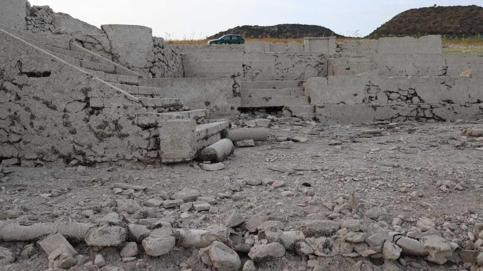 Un recorrido en fotografías por las ruinas que afloran en el pantano de Iznájar