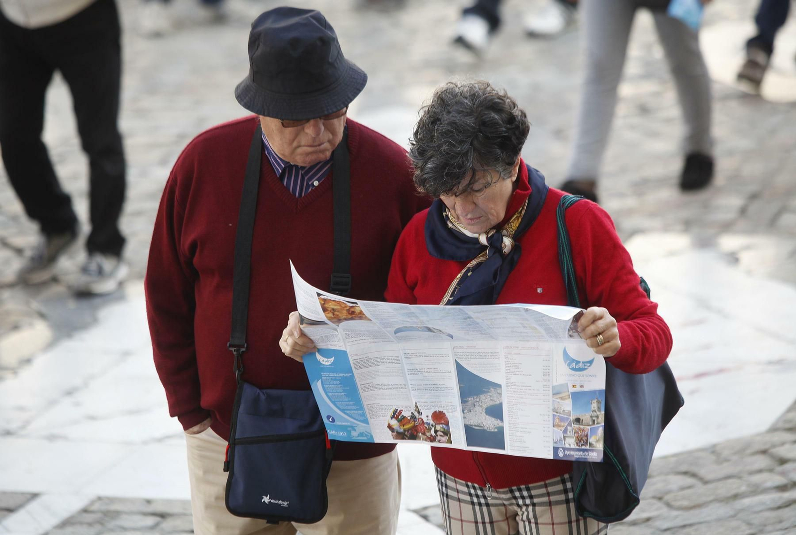 Dos turistas se guían con un plano de la capital