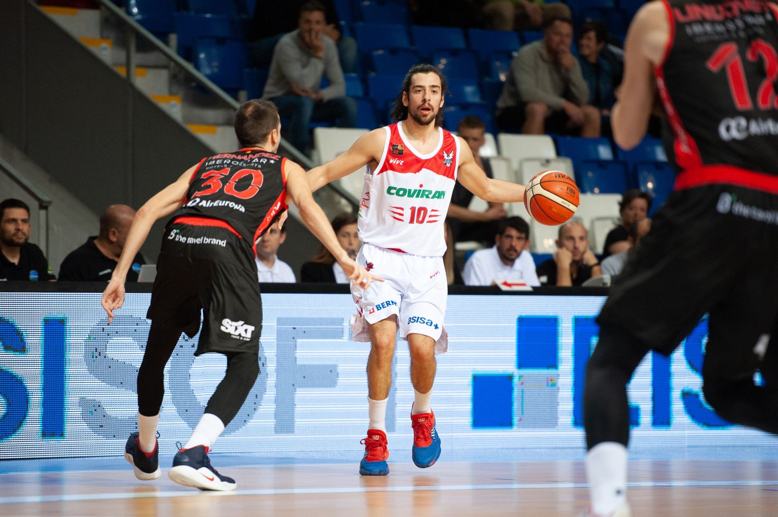 Josep Pérez intenta dirigir a su equipo