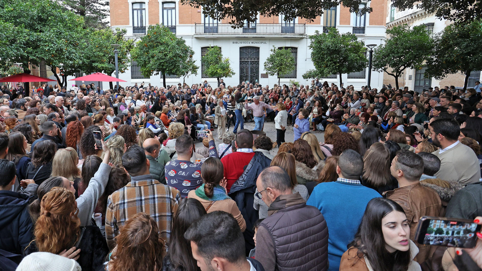 Ambiente de fiesta pasado por agua en las zambombas de Jerez