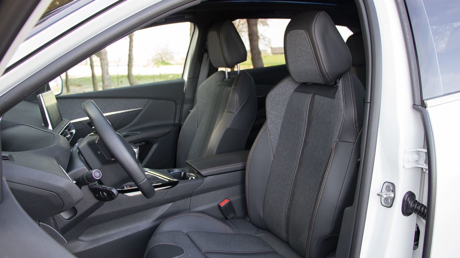 Los asientos son ergonómicos y sujetan bien el cuerpo.