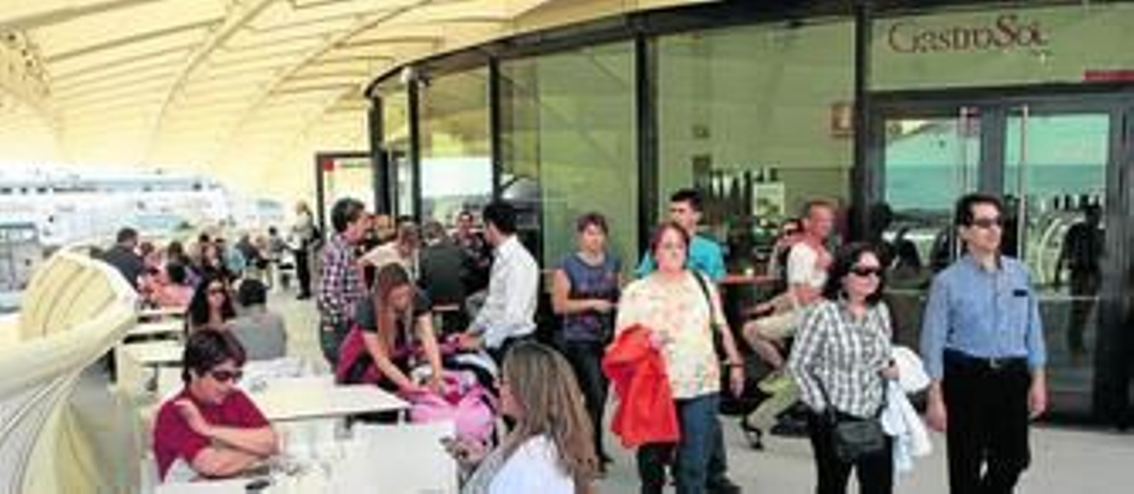El complejo de bares de Gastrosol, en lo alto de los parasoles, atestado de público ayer.