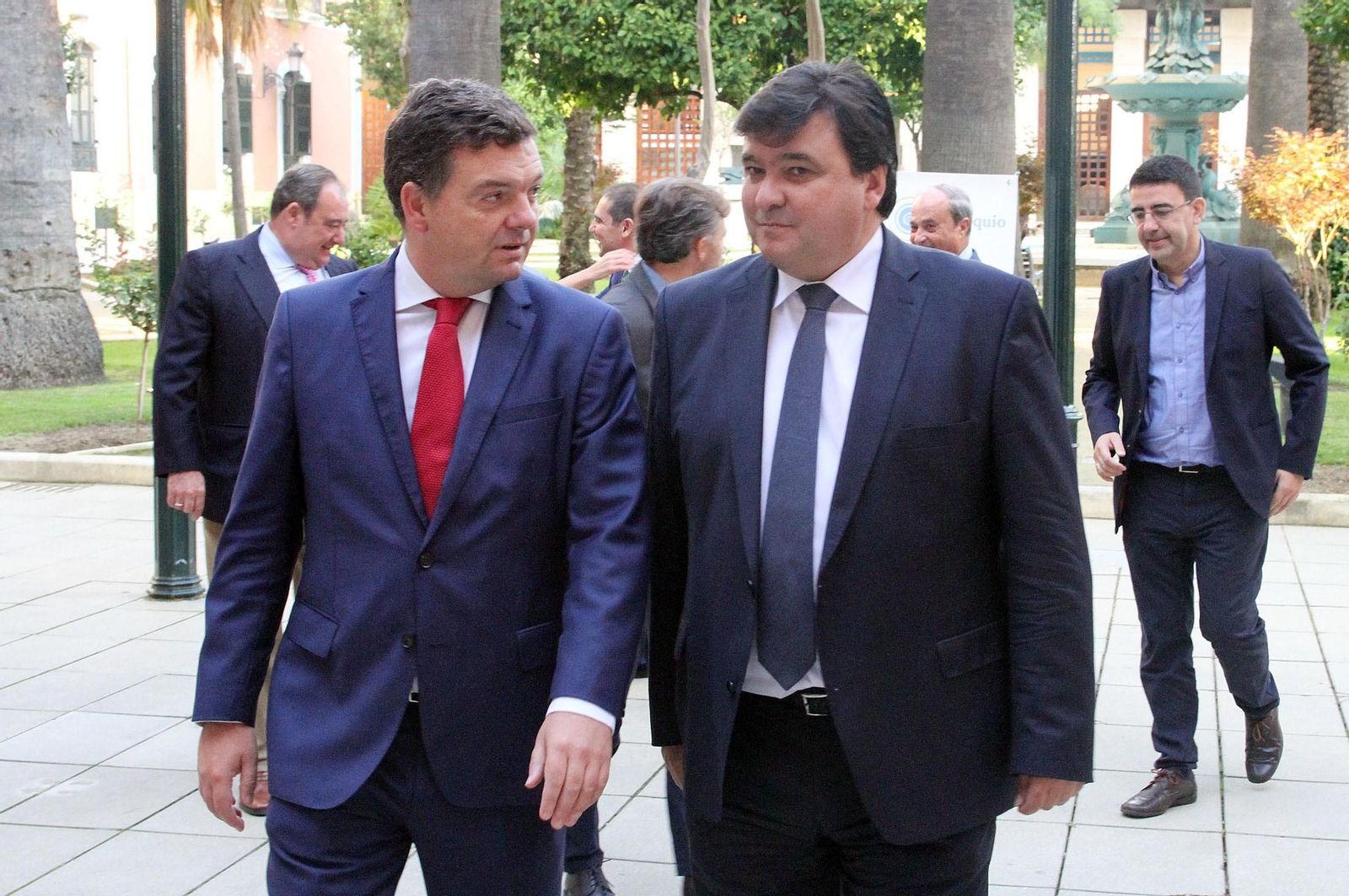 Imágenes de la conferencia y desayuno-coloquio de Gabriel Cruz, alcalde de Huelva