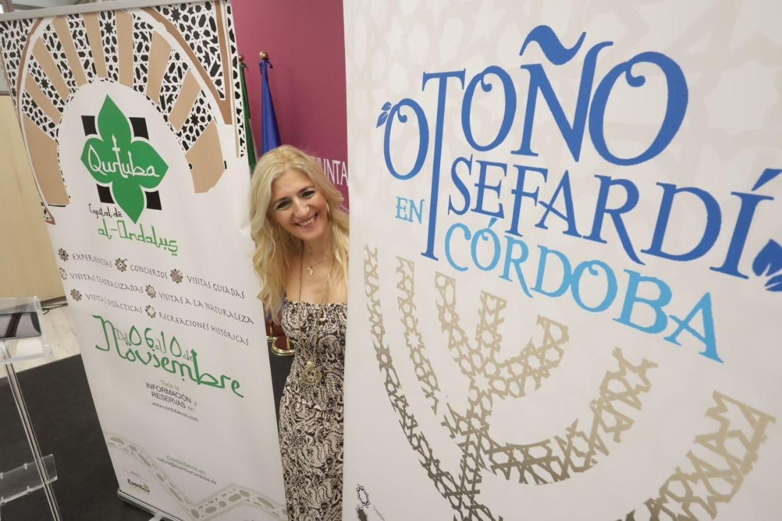 Lourdes Morales, delegada del Casco Histórico del Ayuntamiento de Córdoba, con los carteles de ambos programas.
