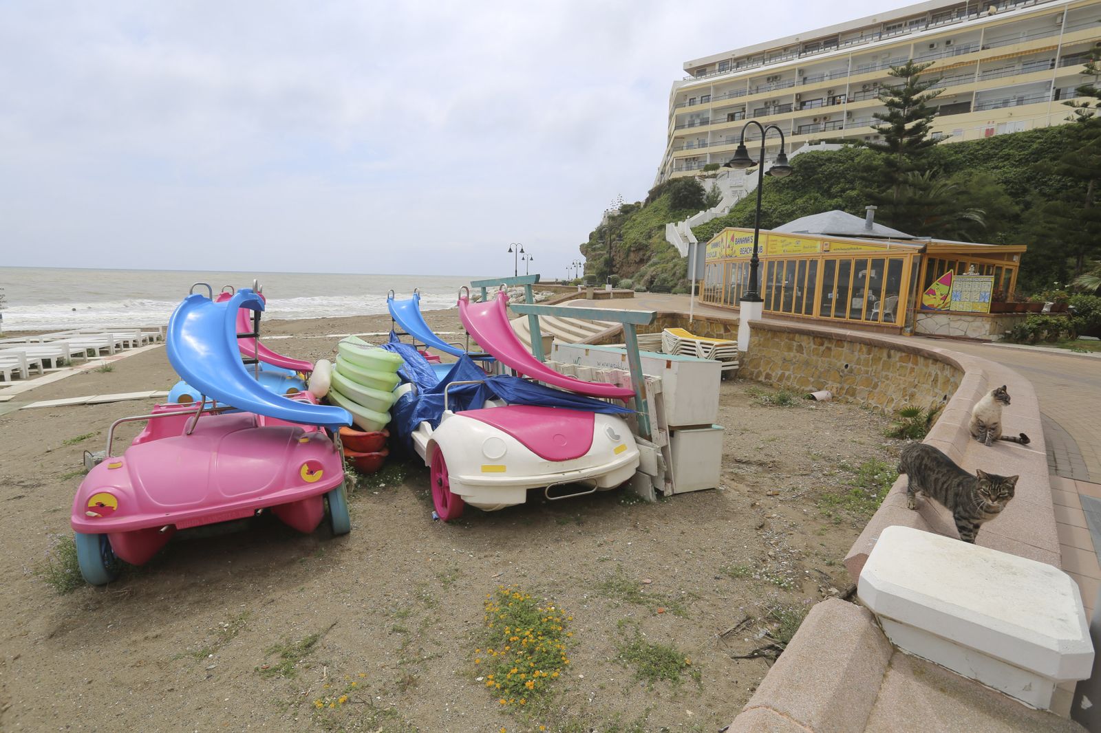 Playas cerradas en Torremolinos, la imagen del coronavirus en Málaga