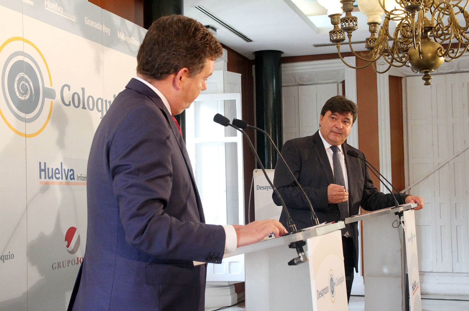 Imágenes de la conferencia y desayuno-coloquio de Gabriel Cruz, alcalde de Huelva