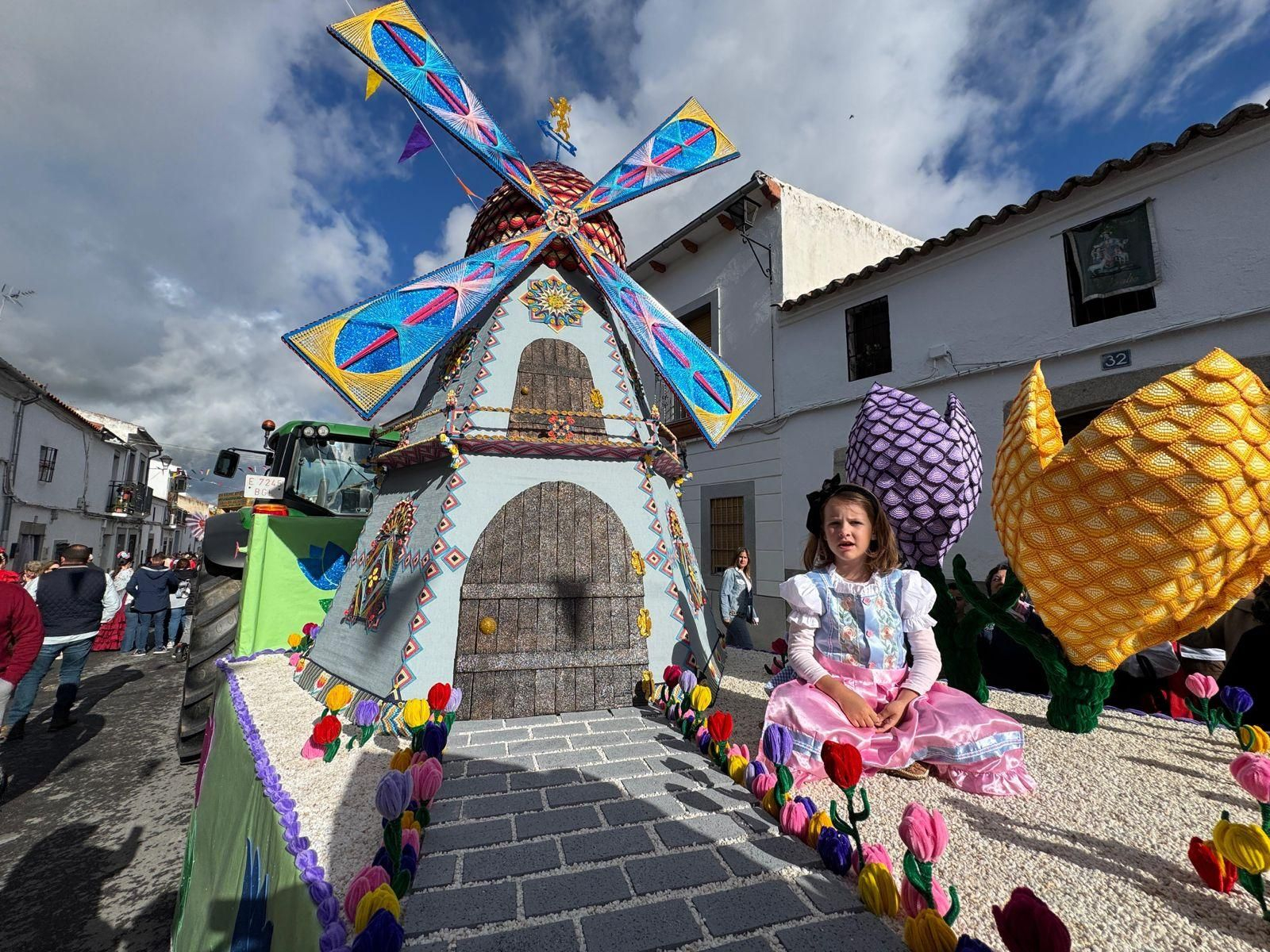 Una niña en una carroza en Villaralto.