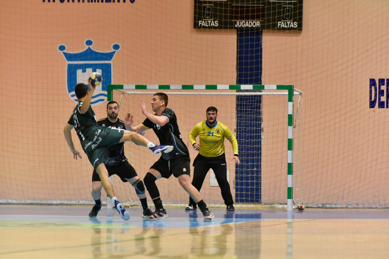 El meta Chicón contempla una acción defensiva de sus compañeros