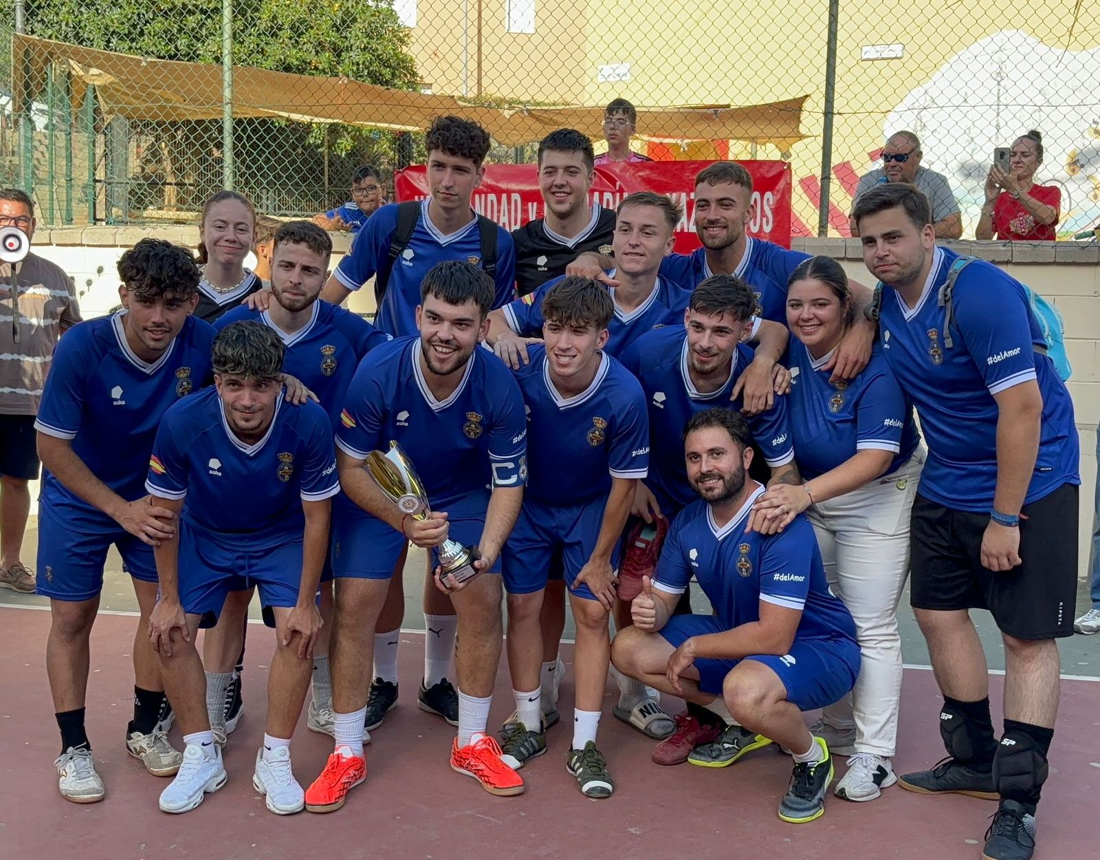 Equipo triunfador del Mundialito Cofrade, la Cofradía de El Amor, con su copa de ganador.