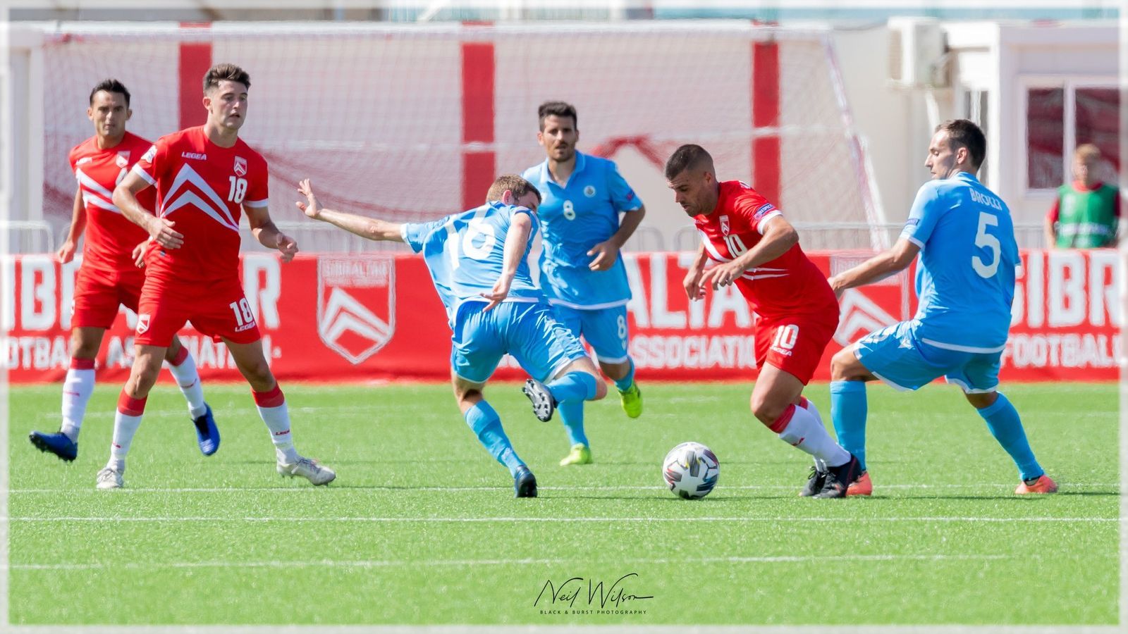 Liam Walker, rodeado de adversarios en el Gibraltar-San Marino