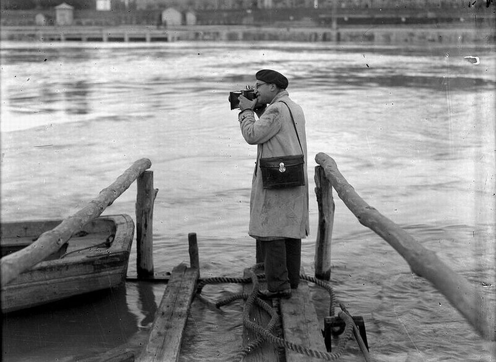 Ángel Gómez Gelán, con su cámara, en las inundaciones de Sevilla en 1924.