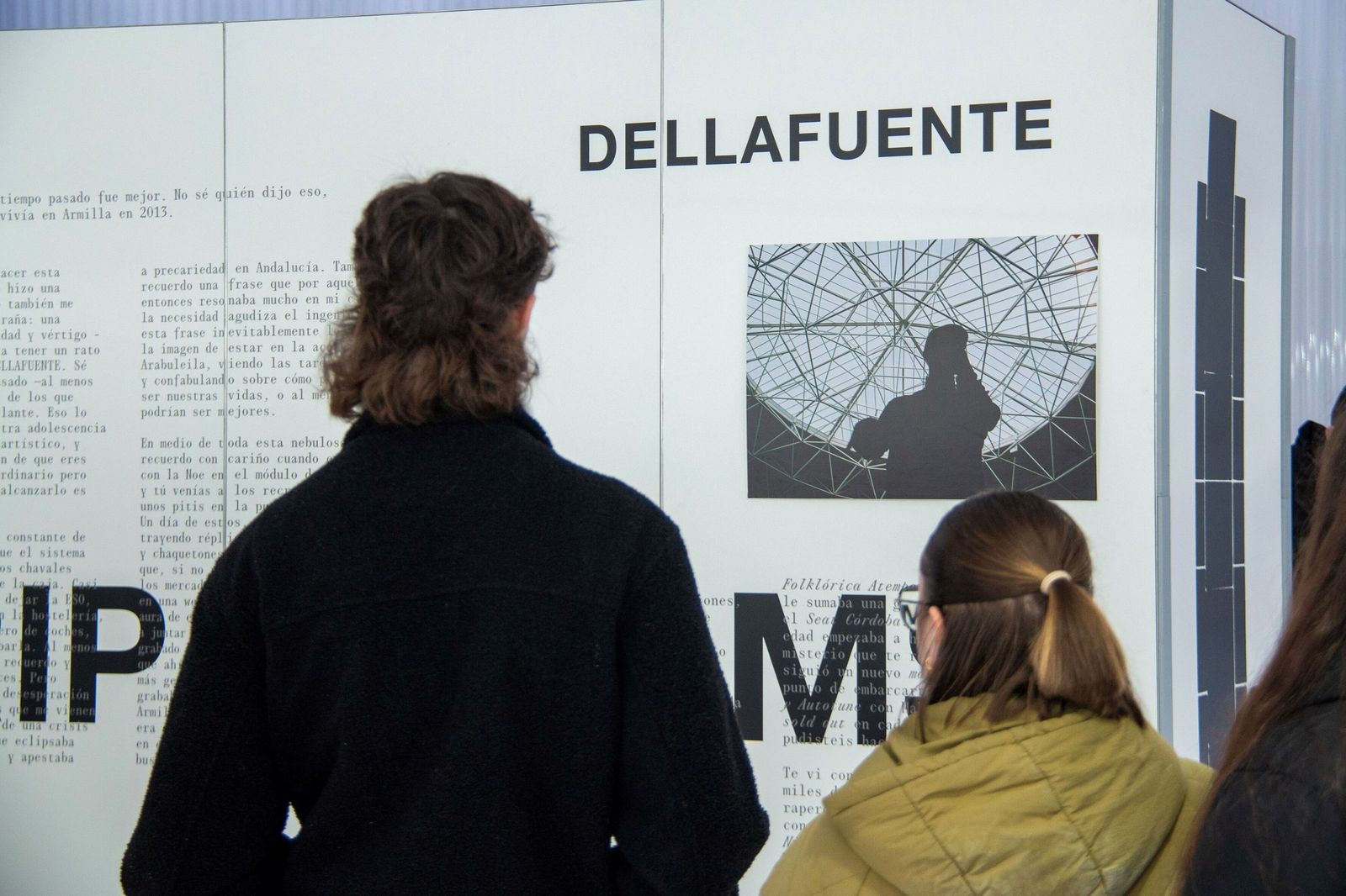 Dos personas observan una parte de la muestra.