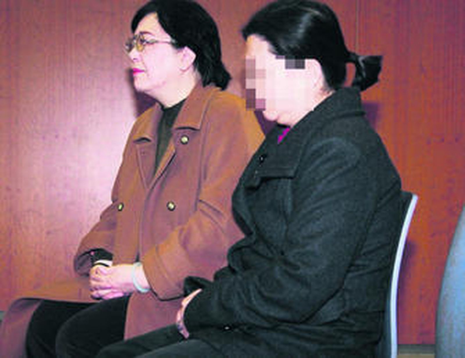 Una intérprete de chino, a la izquierda, atiende a una mujer en un juicio en Málaga en 2010.