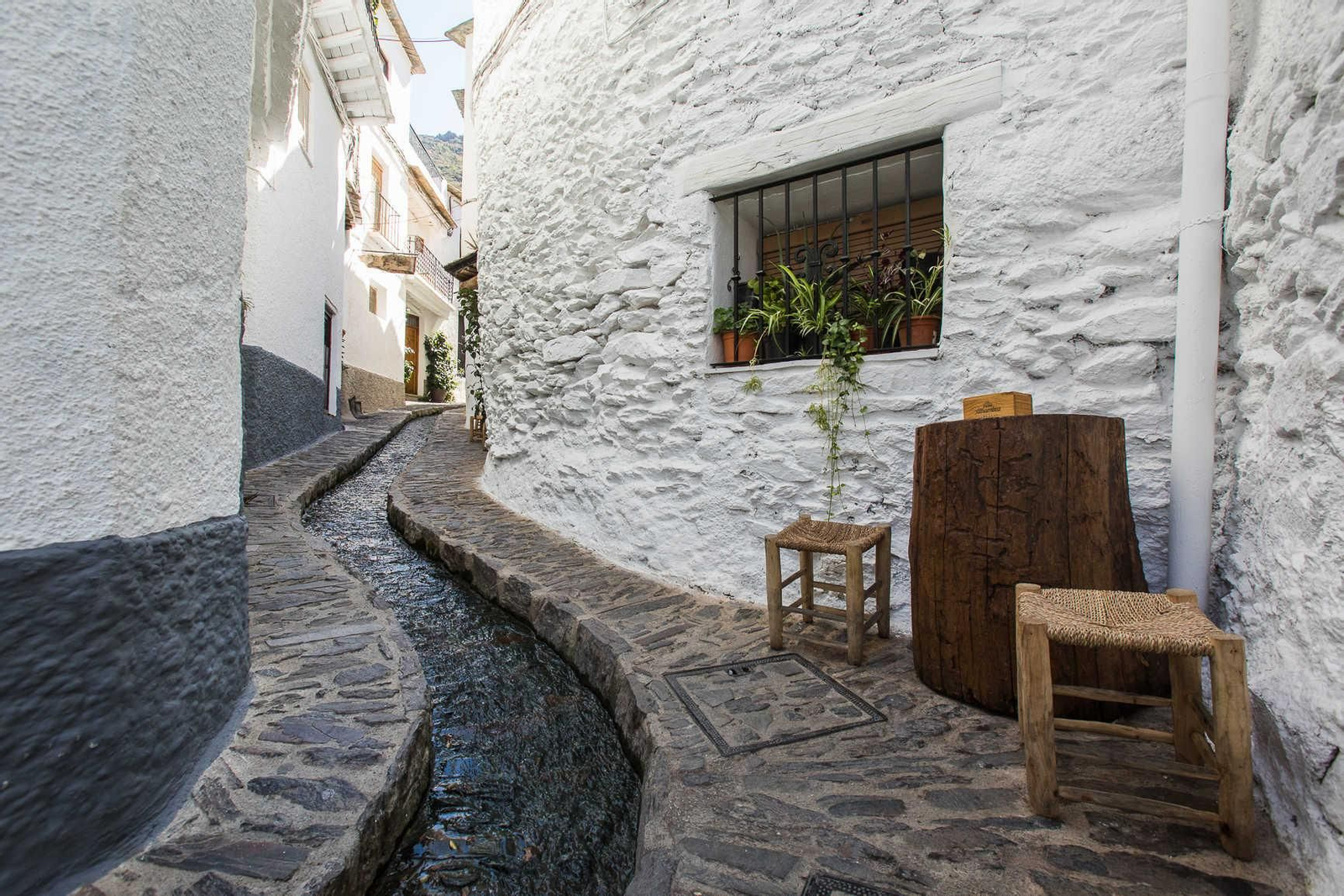 Colocan en Pampaneira sensores que miden los vehículos que entran y salen del pueblo