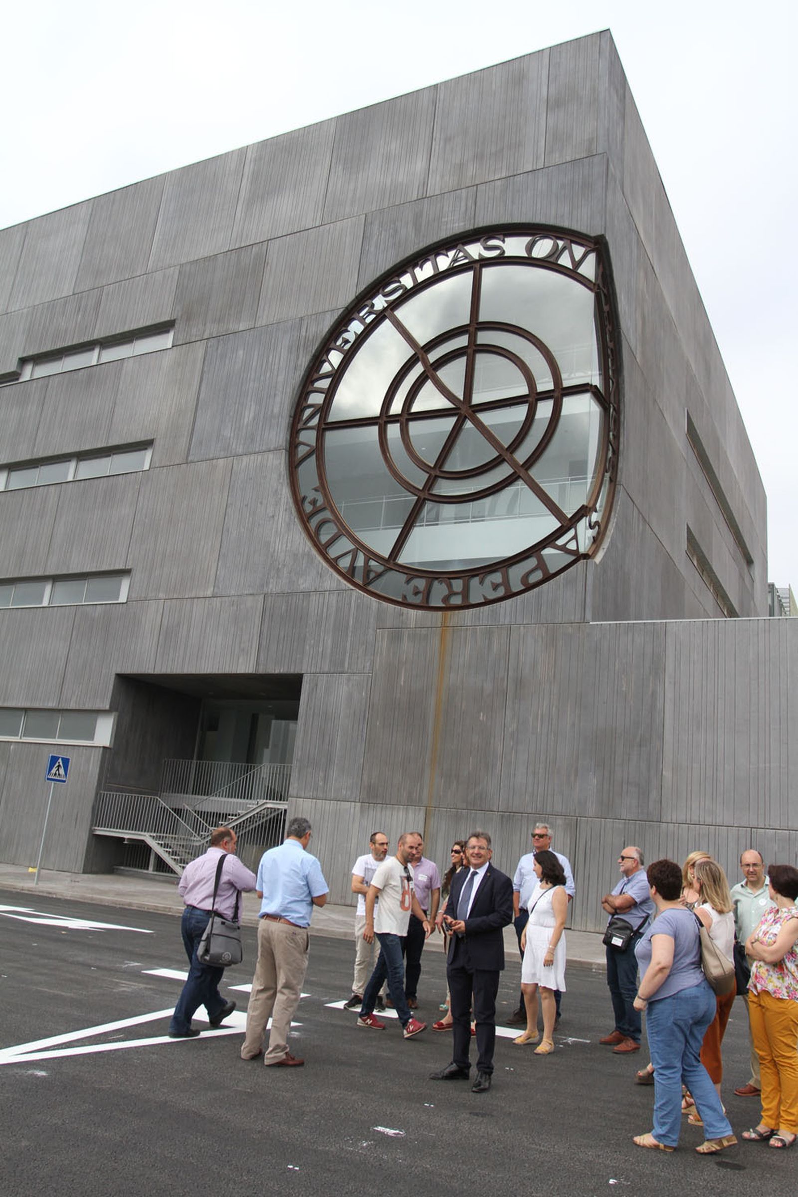 Francisco Ruiz junto a su equipo delante de la nueva ETSI.