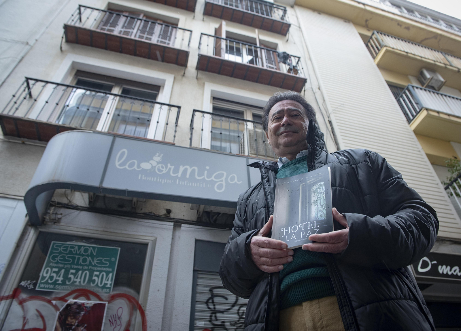 El psicólogo Alfonso Ramírez de Arellano, con su libro "Hotel la Paz".