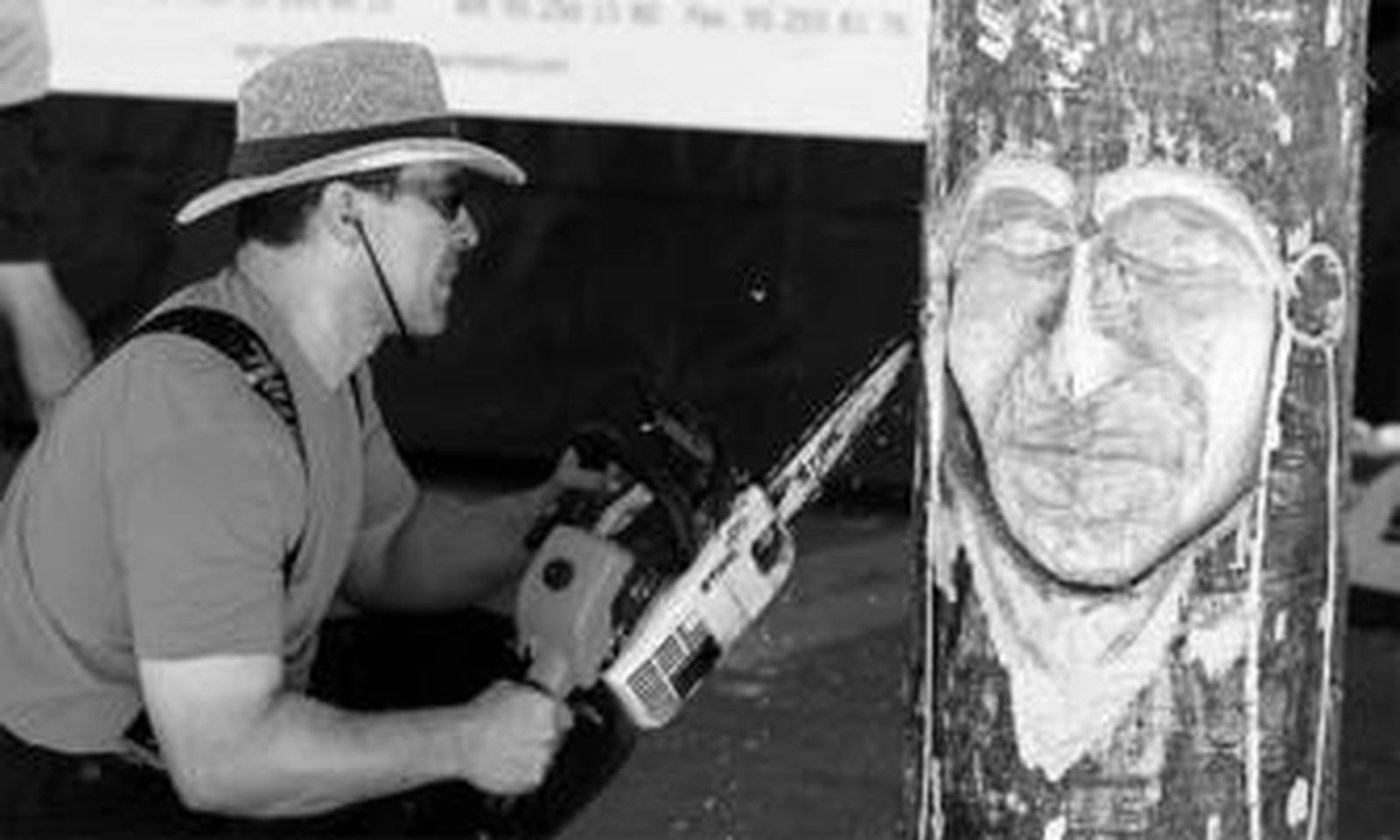 Uno de los jueces talla una escultura de madera con motosierra.