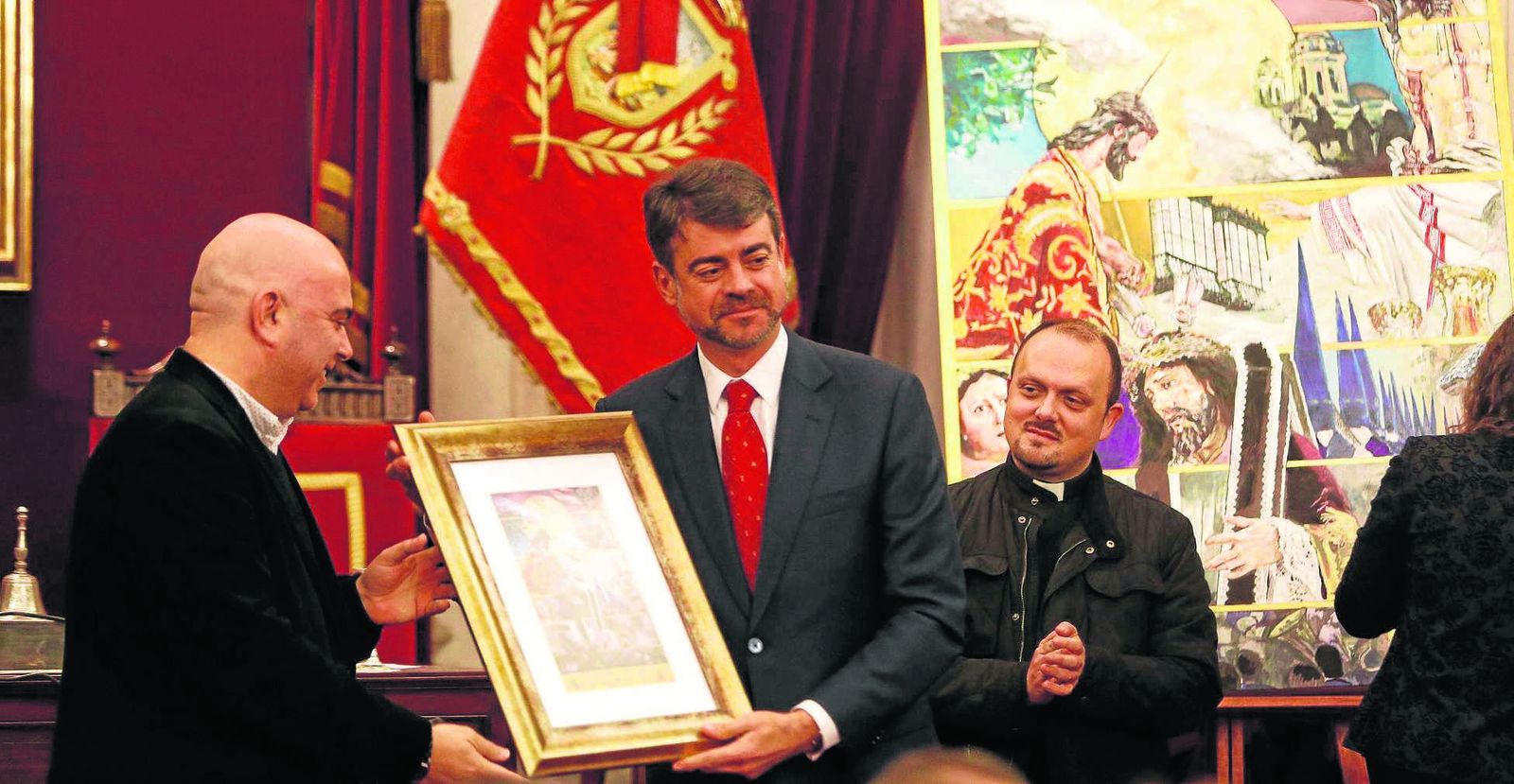 David Navarro y el pregonero de la Semana Santa, Juan Mera, sostienen una réplica de la obra