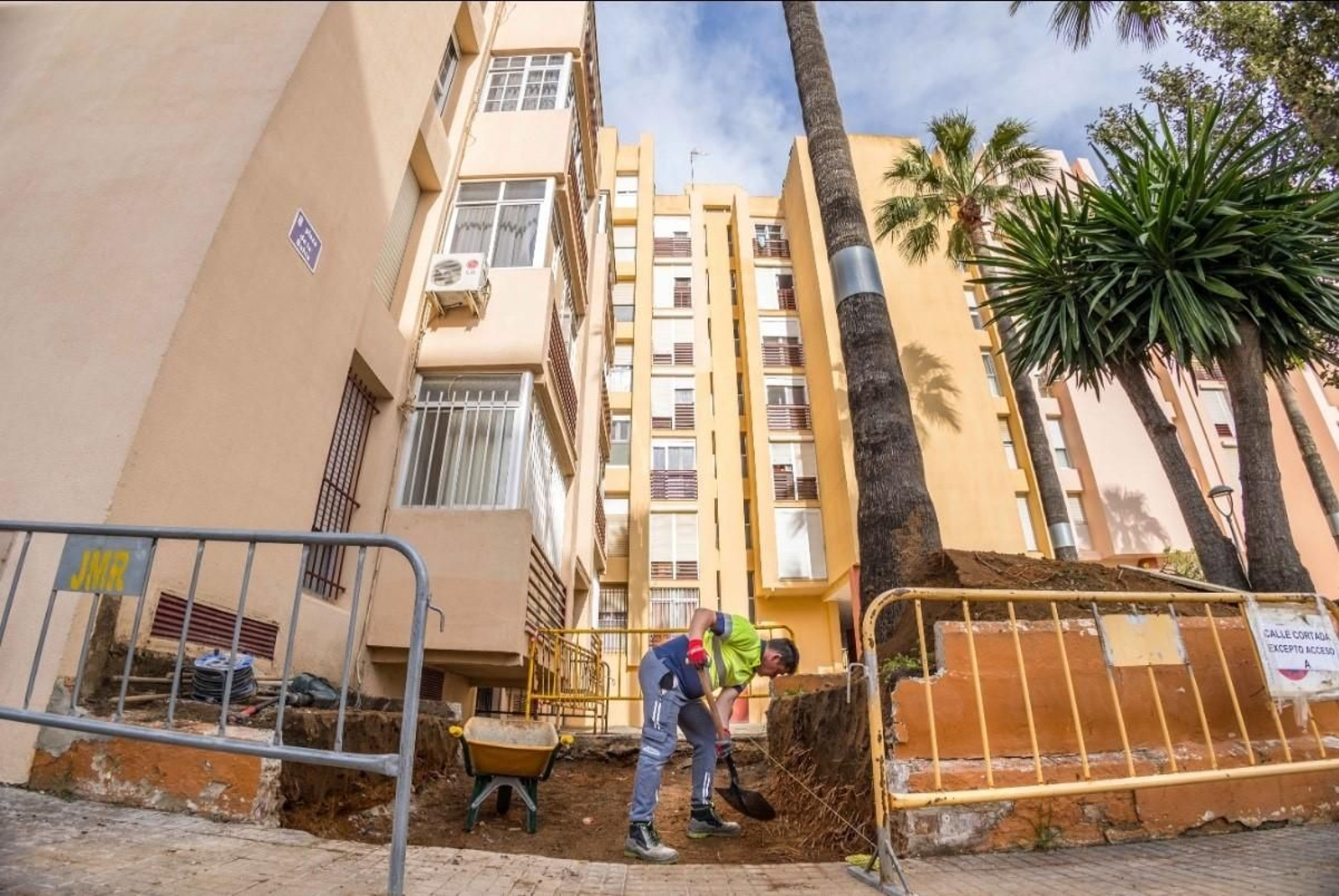 Unas obras en el acerado en San Fernando, en una imagen de archivo