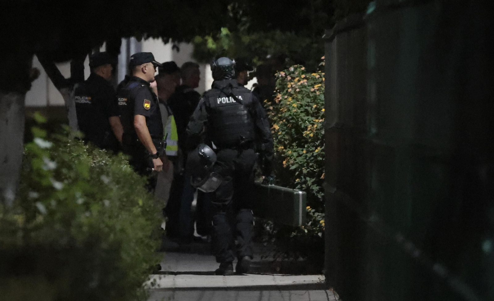 Policías nacionales, junto al bloque en el que se atrincheró el sospechoso en Brenes.