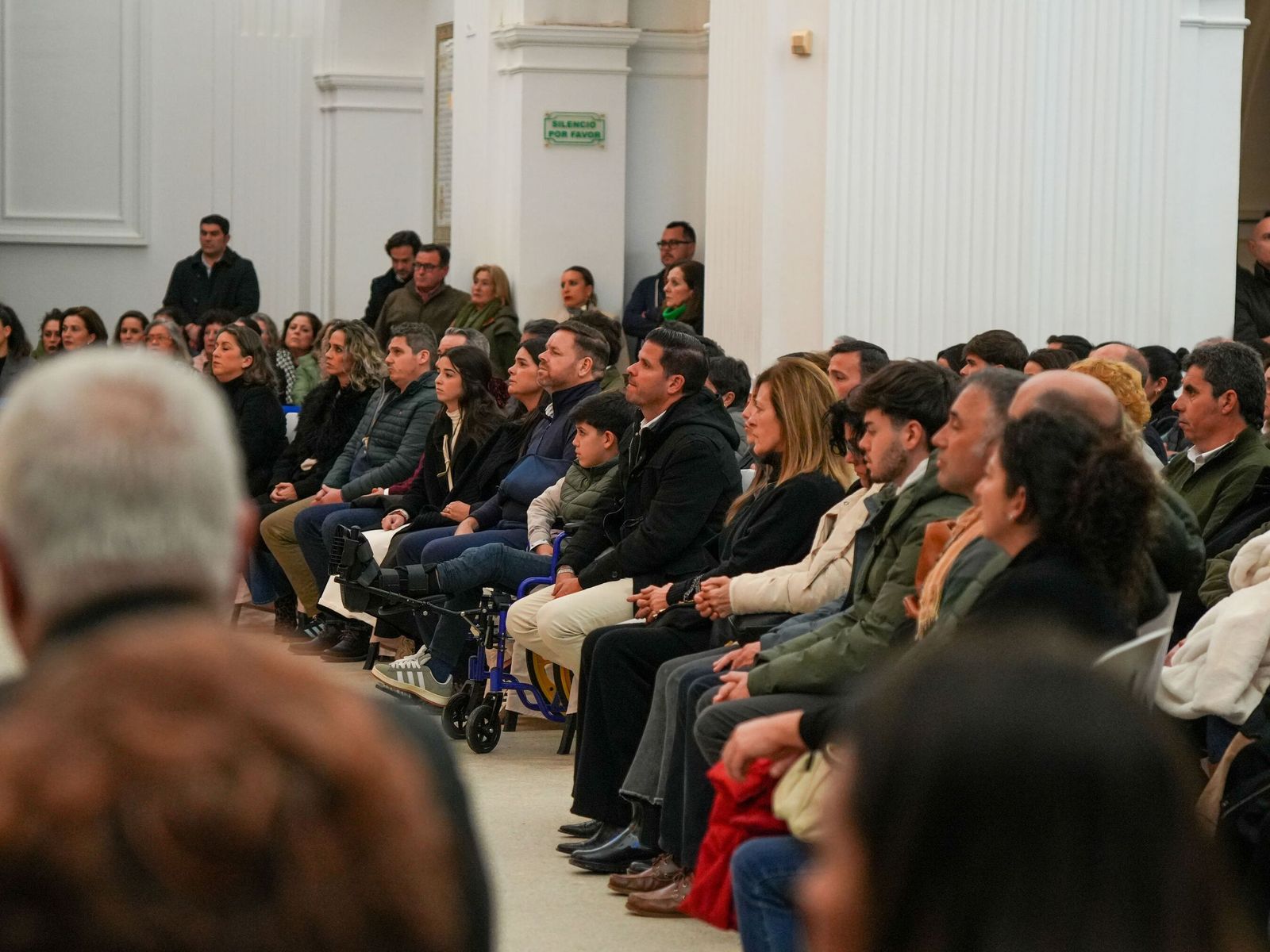Los familiares de las víctimas en la ermita de El Rocío.