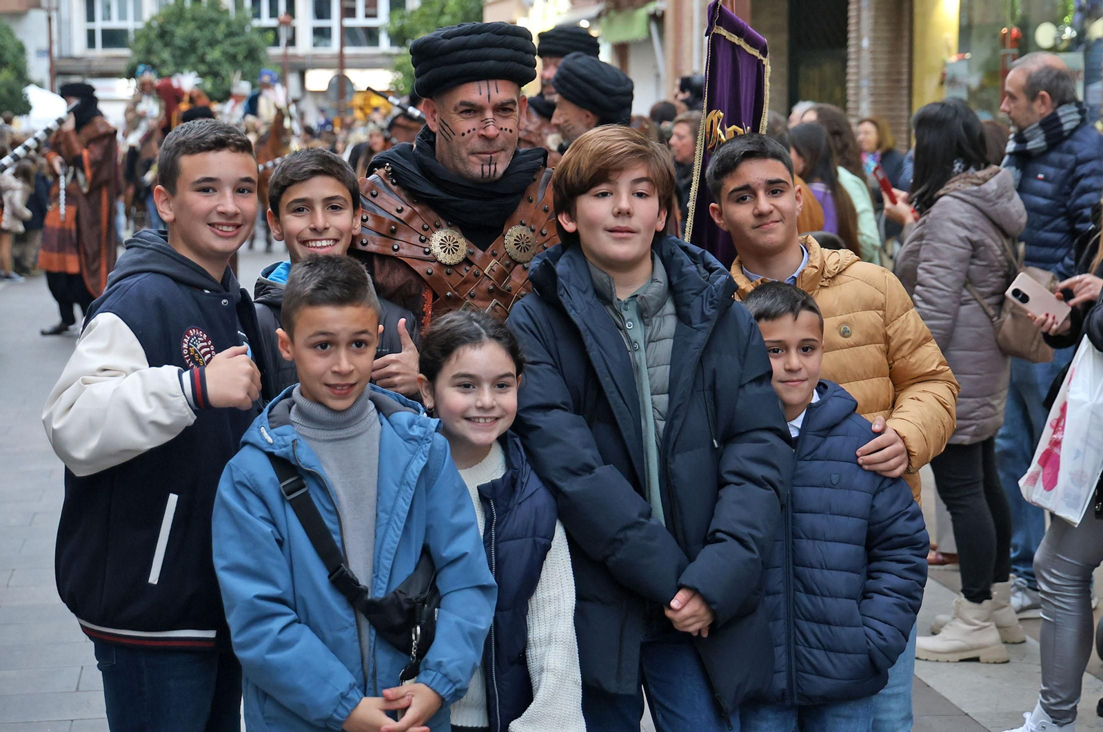 Imágenes del Heraldo Real anunciando la llegada de los Reyes Magos a Huelva