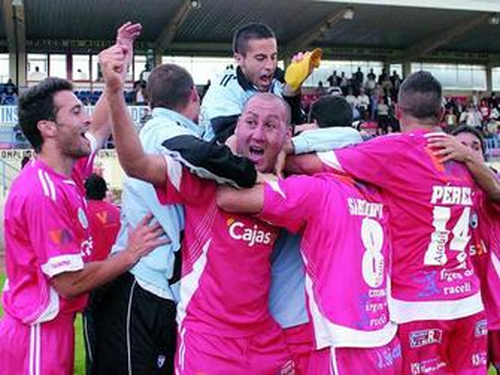 Los jugadores del Lucena se funden en un abrazo tras lograr la permanencia en La Fuensanta de Cuenca.
