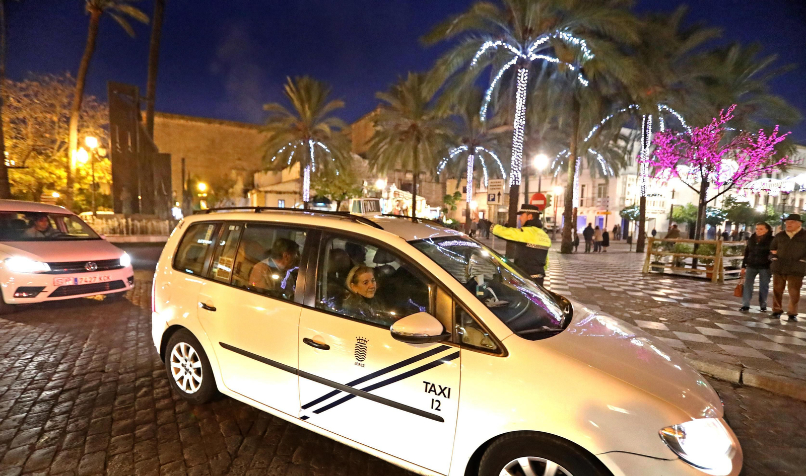 Un taxi transporta ancianos en una visita navideña hace un mes por el centro de Jerez.