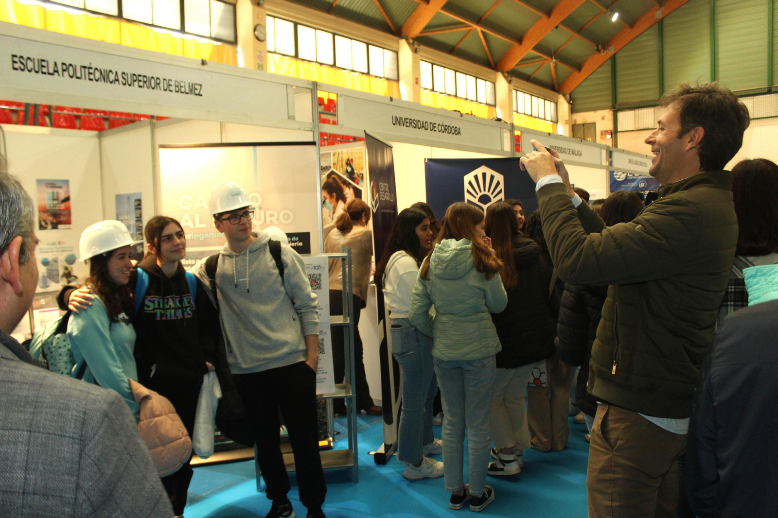 Un paseo en fotografías por el Salón del Estudiante de Lucena