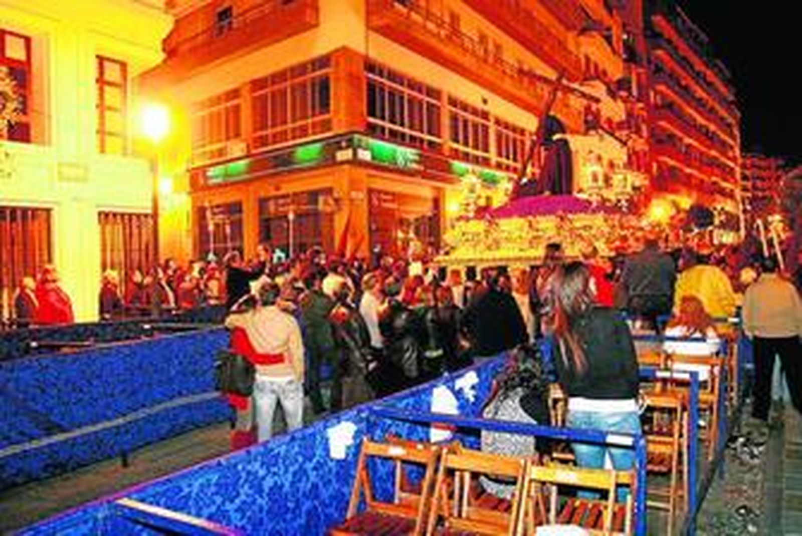 El Calvario cruza la carrera oficial desde la calle Concepción, tras encontrase la iglesia cerrada..