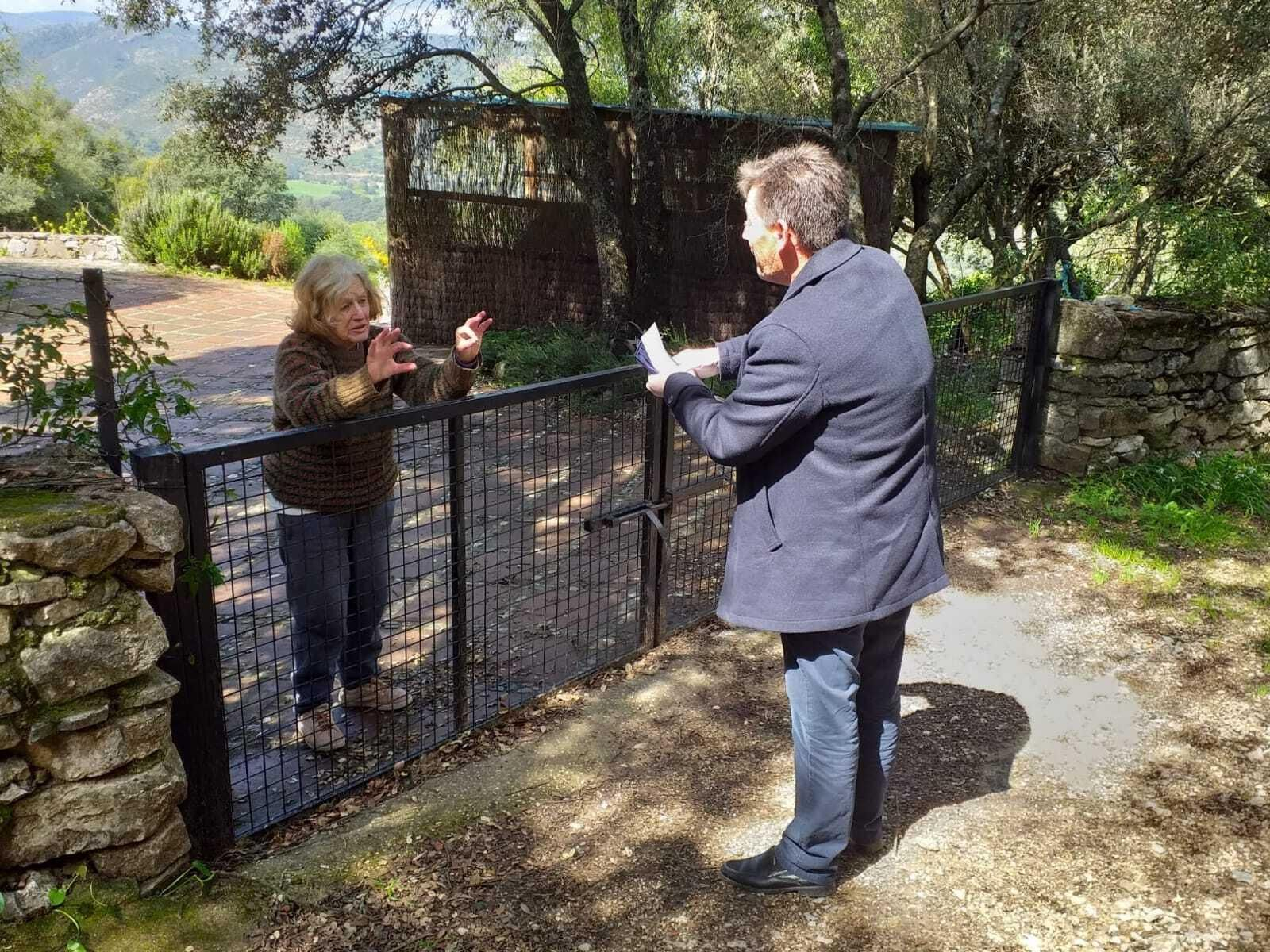 El alcalde visita a una de las vecinas