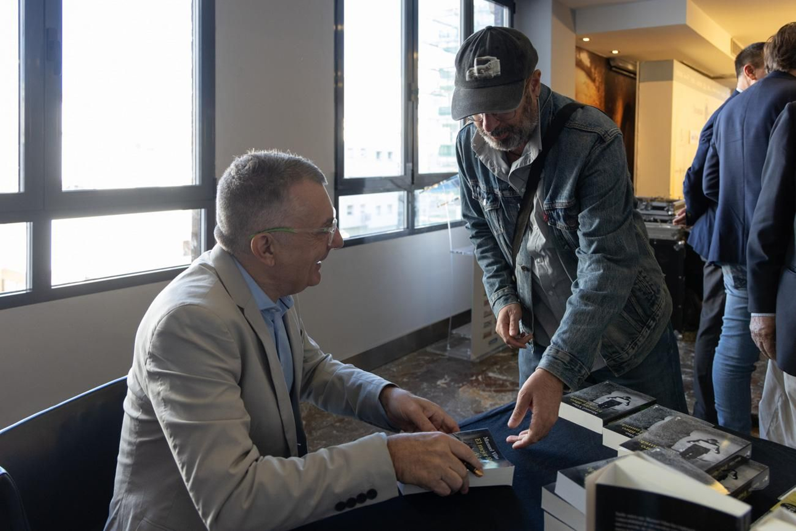 Desayuno y presentación del escritor Manuel Vilas en un encuentro literario dedicado a una de las últimas obras de este autor, 'El mejor libro del mundo'