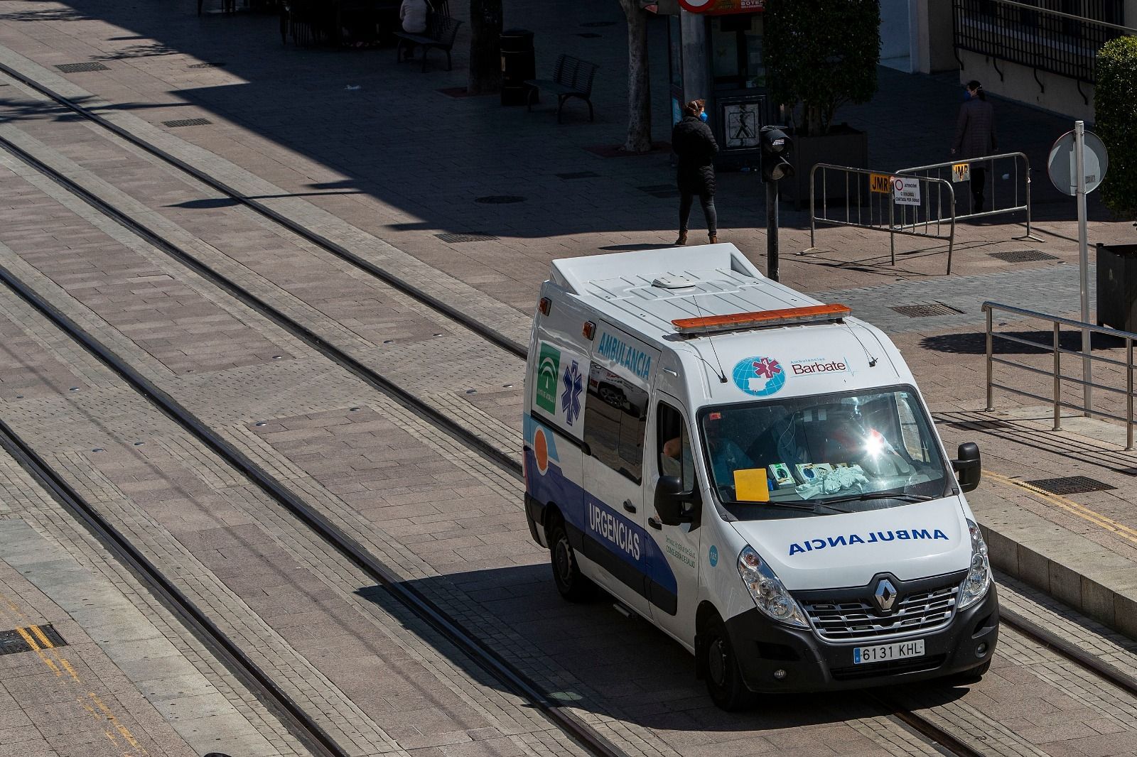 Una ambulancia por el centro de San Fernando.