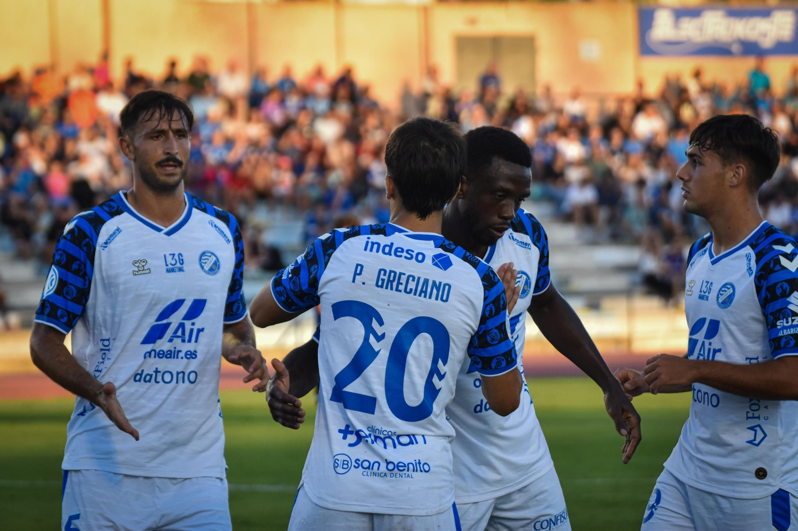 Greciano es felicitado por sus compañeros tras abrir el marcador en el Iberoamericano.