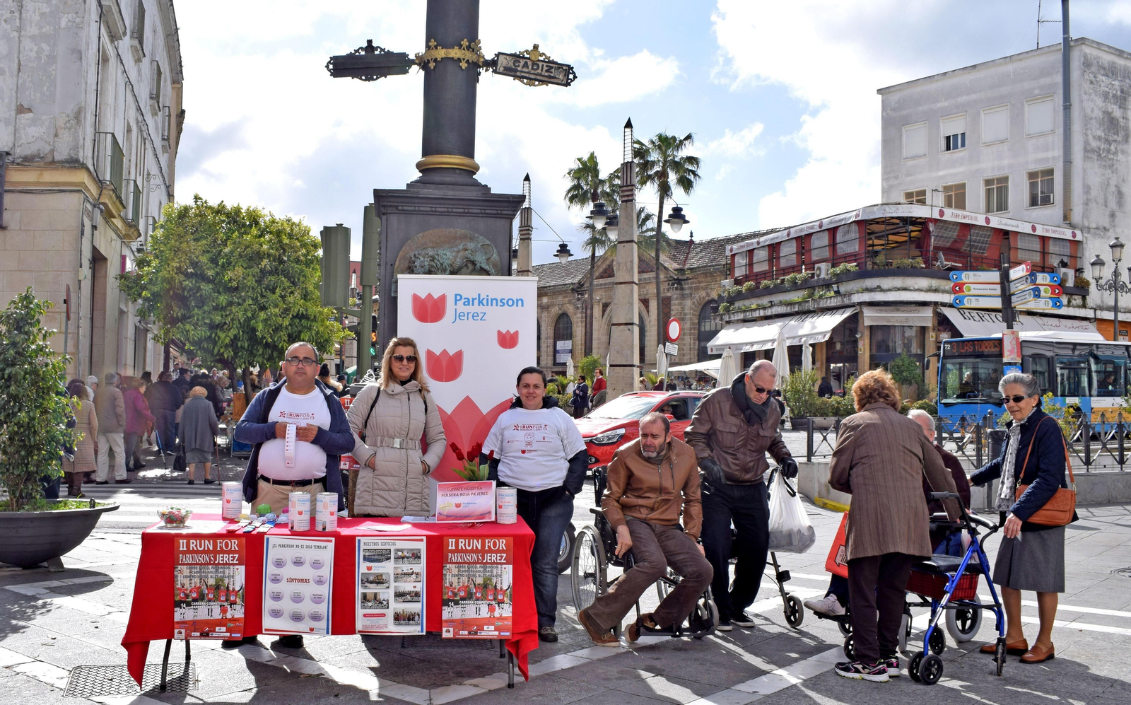 La asociación jerezana instaló ayer mesas informativas en calle Larga.