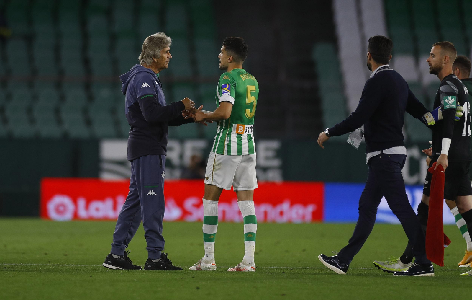 Pellegrini saluda a Bartra al final del partido.