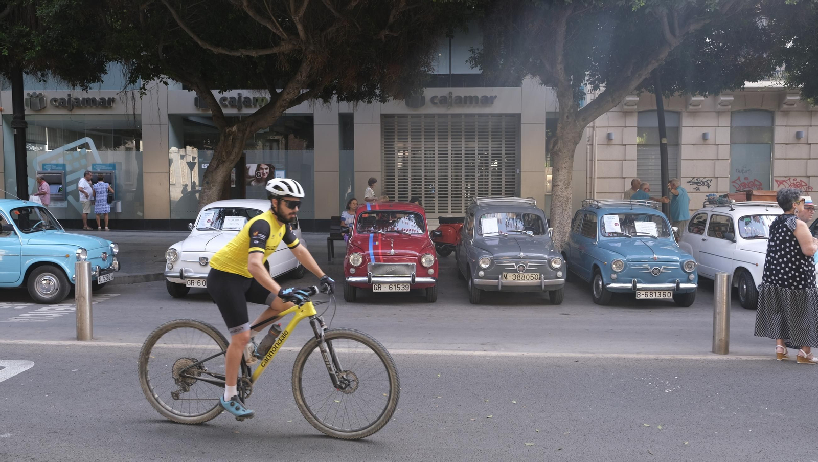 Los Seat 600 y los Mini en la Feria de Almería 2024, en imágenes