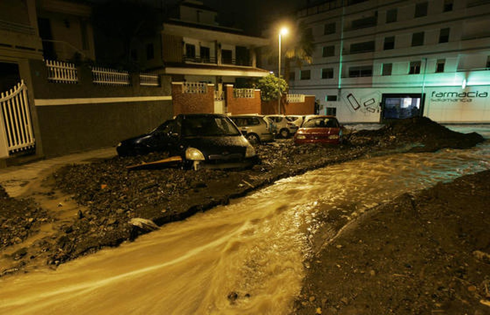 Daños en una calle de Santa Cruz de Tenerife por las intensas lluvias.

Foto: Desirée Martín (Afp)