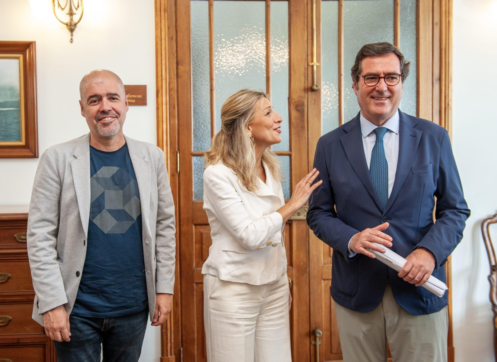 Unai Sordo, Yolanda Diaz y Antonio Garamendi, este jueves, en el Palacio de la Magdalena en Santander.