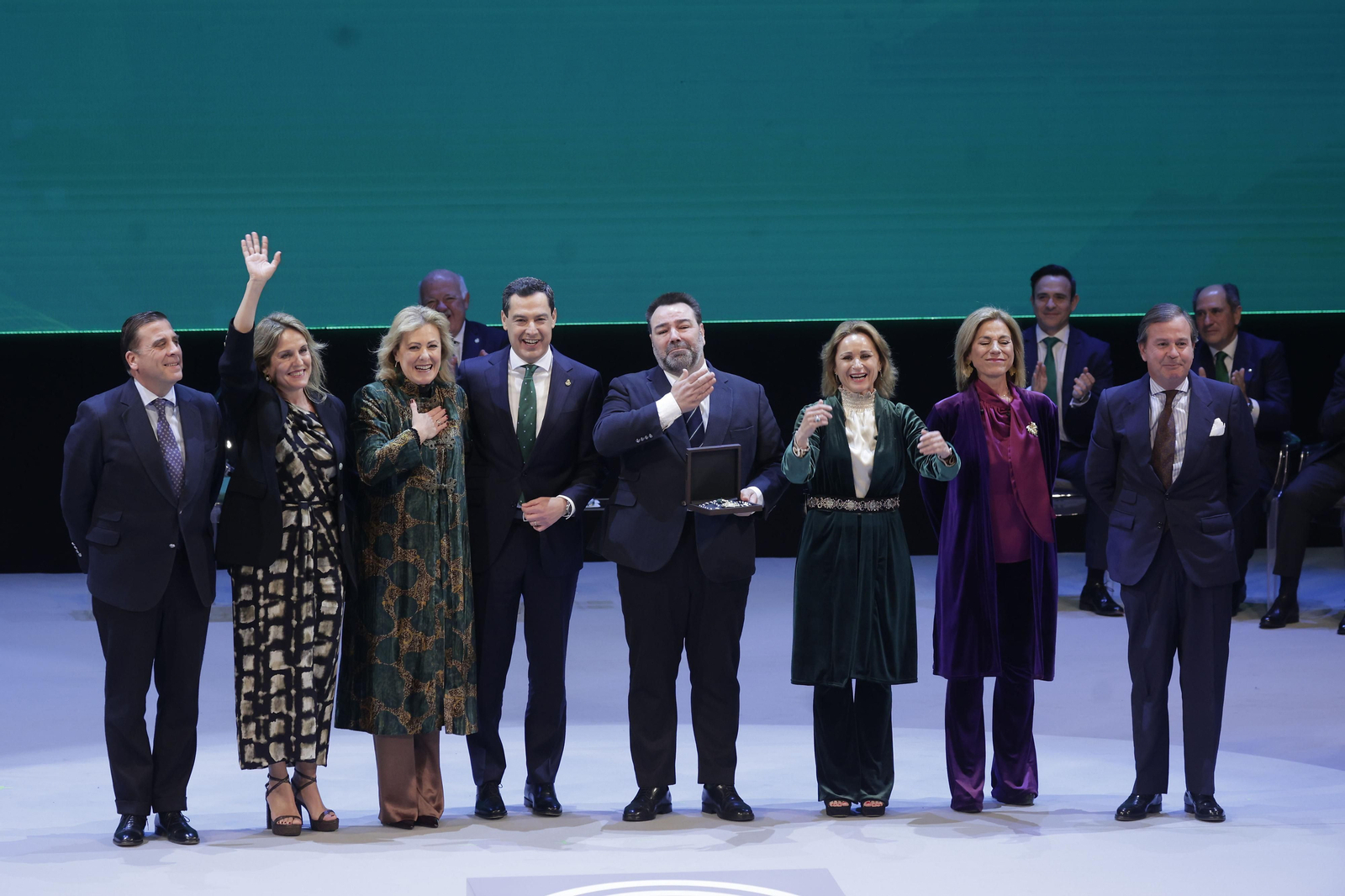 Juanma Moreno, este martes, con el grupo Siempre así, galardonado este 28-F-