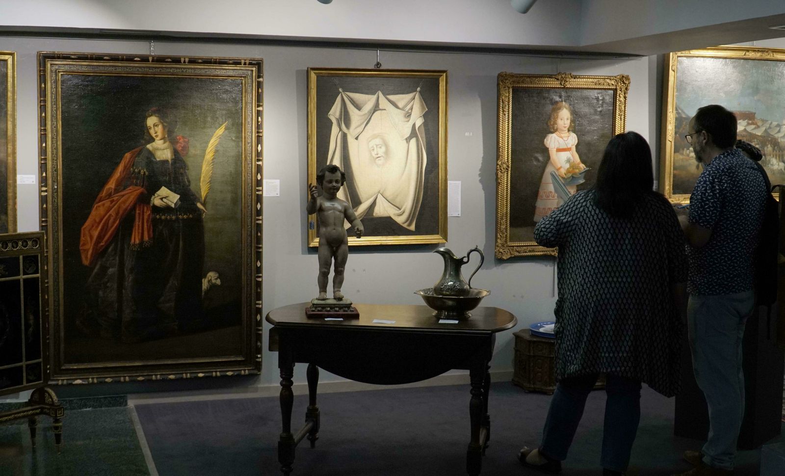 La 'Santa Faz', entre una 'Santa Inés' de Ignacio de Ríes y una 'Niña con piña y frutas tropicales'.