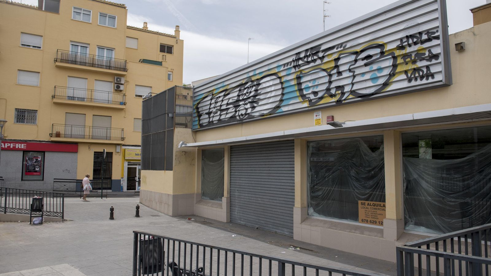 Comercios cerrados en el barrio de La Cruz