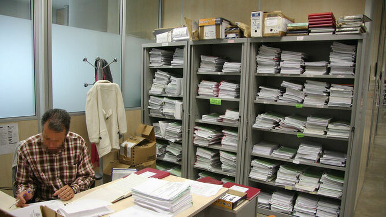 Un funcionario de Justicia en el edificio Noga de Sevilla.