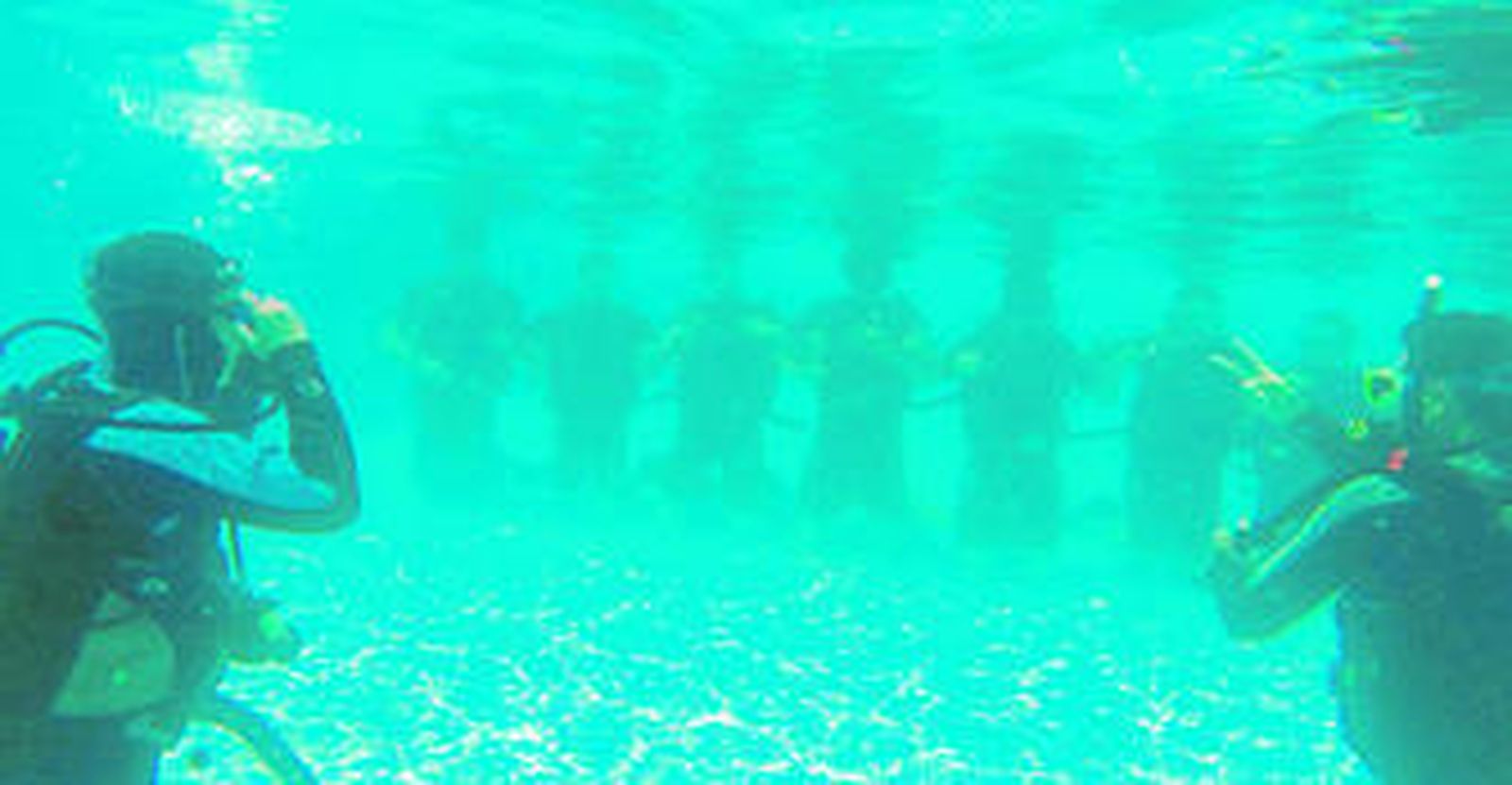 Los monitores enseñan los ejercicios básicos para meterse al mar.