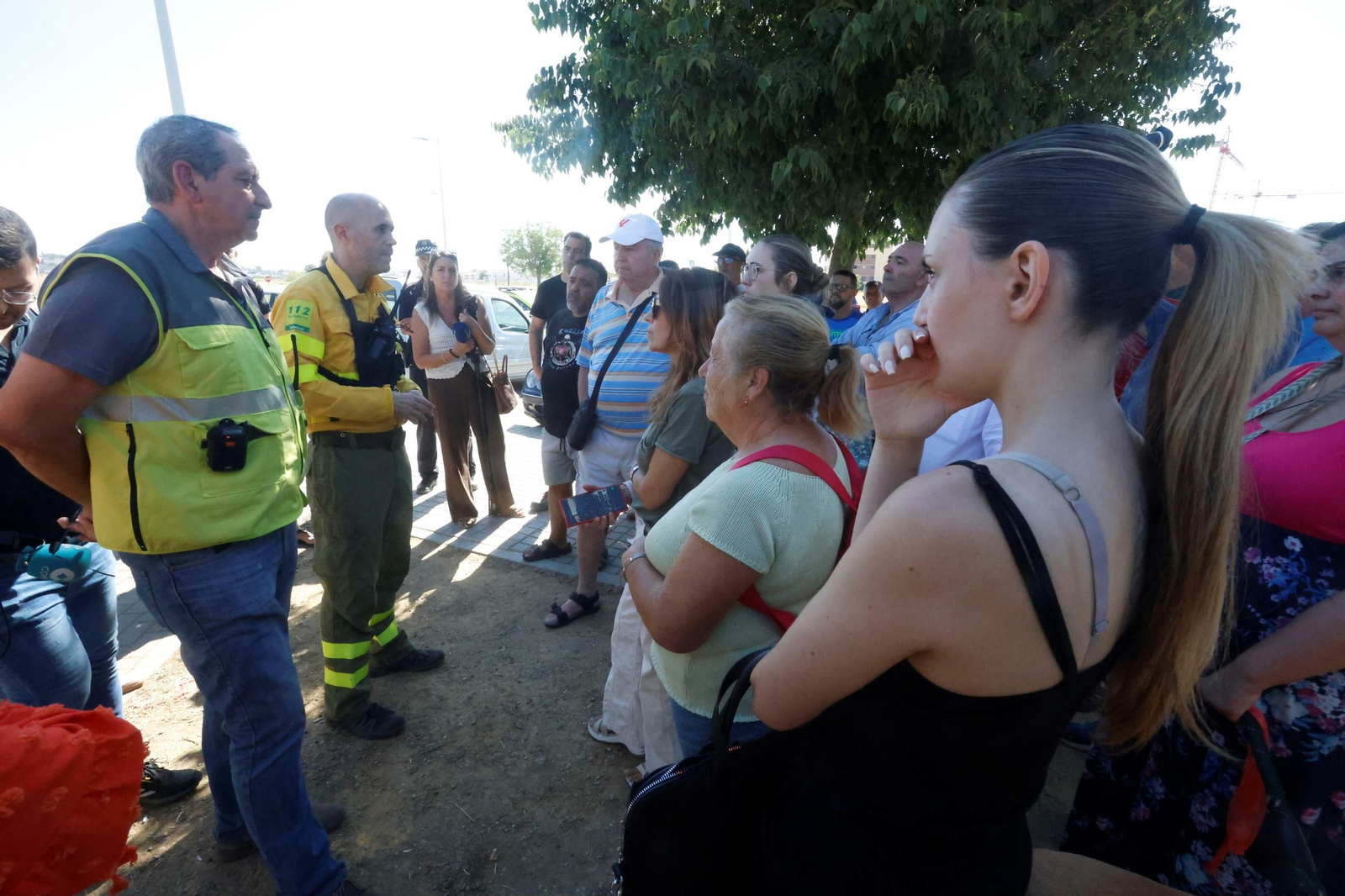 Los vecinos afectados por el incendio junto a personal de Infoca